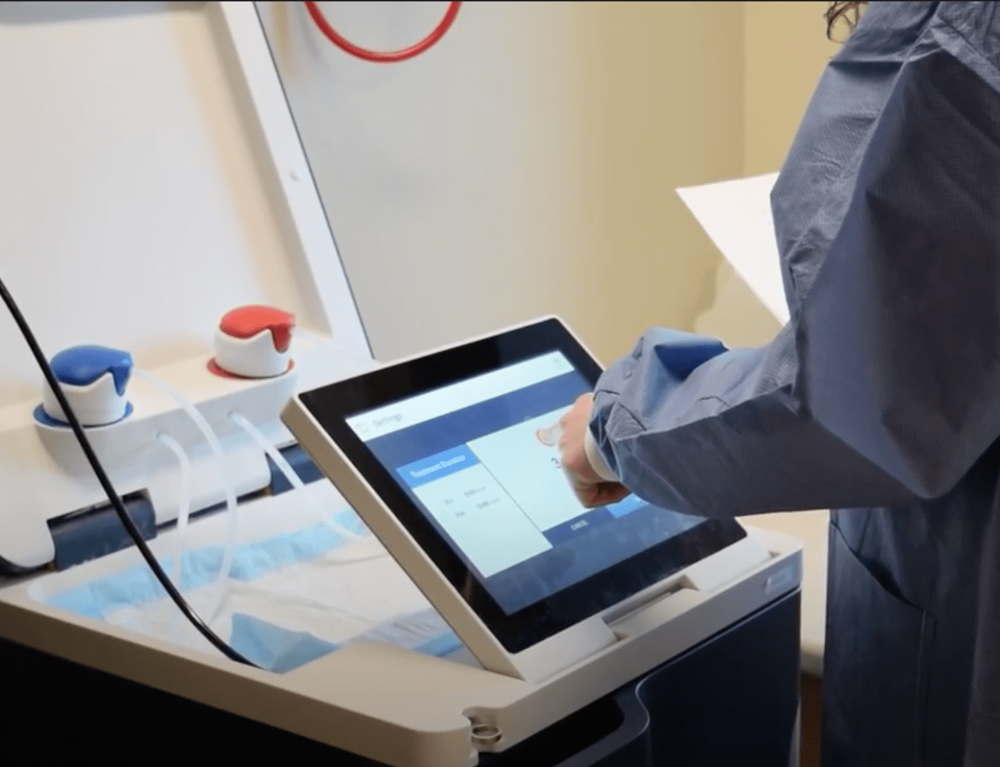 nurse-tablo-touch-screen A nurse uses Tablo's touch screen to adjust treatment settings